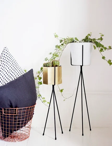 Os suportes de ferro e os vasos metalizados são tendência absoluta no design Os suportes de ferro e os vasos metalizados são tendência absoluta no design