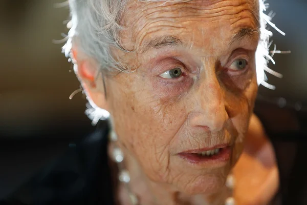 Escritora sobrevivente do Holocausto visita Brasília e relembra horrores da Segunda Guerra