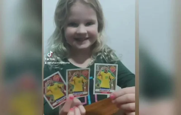 Vídeo: menina chora de emoção ao encontrar figurinha do Neymar