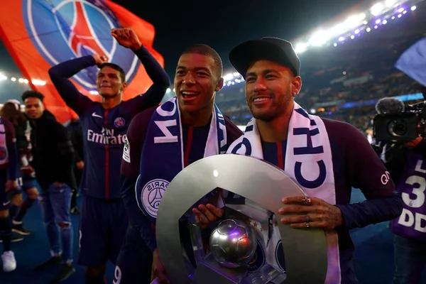 Neymar com troféu de campeão francês pelo PSG