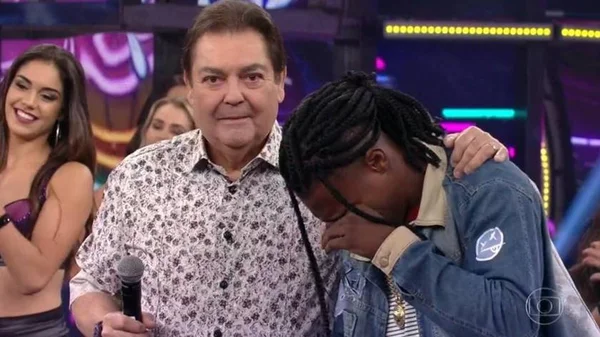 Funkeiro MC Kekel chora ao encontrar Faustão e emociona apresentador