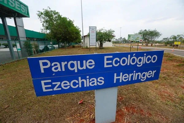 Placa azul em parque no Guará - Metrópoles