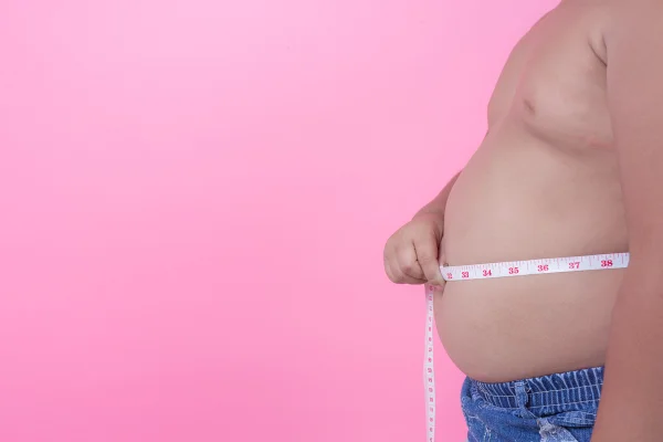 Foto de menino segurando fita métrica na barriga - Metrópoles