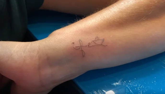 Thais Fersoza fez duas tatuagens: a primeira em referência a um vitral de Roma Thais Fersoza fez duas tatuagens: a primeira em referência a um vitral de Roma