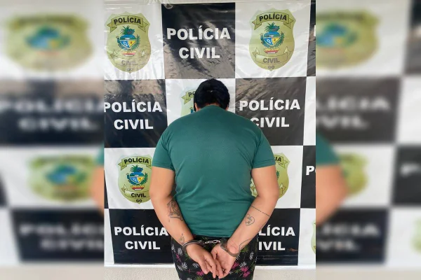 Foto colorida de mulher algemada