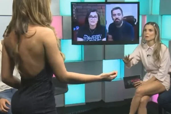 Nicole Bahls se revolta, deixa programa e joga microfone em telão