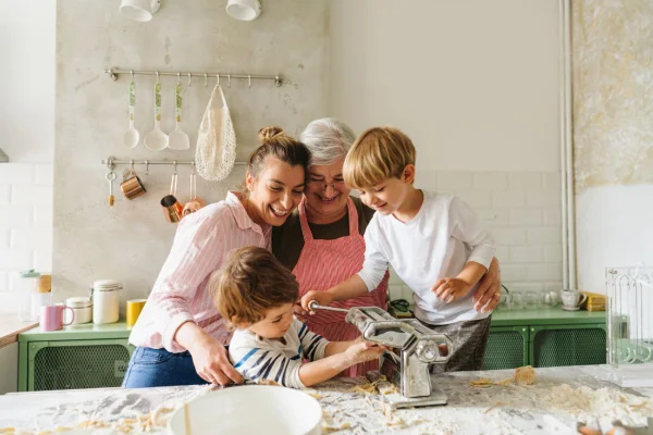 foto colorida de avó cozinhando com os netos