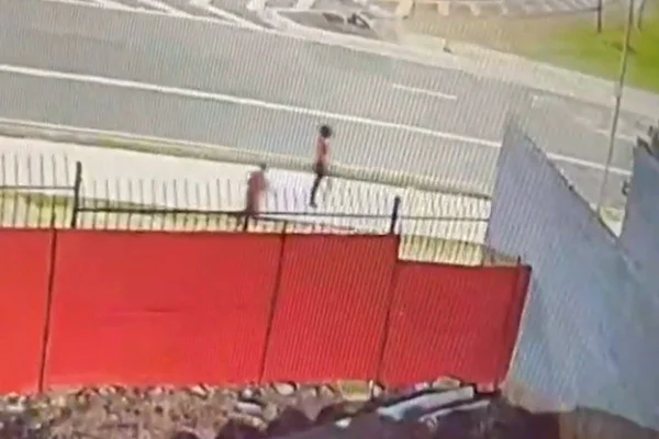 Imagem colorida mostra homem seguindo estudante da USP na zona leste - Metrópoles