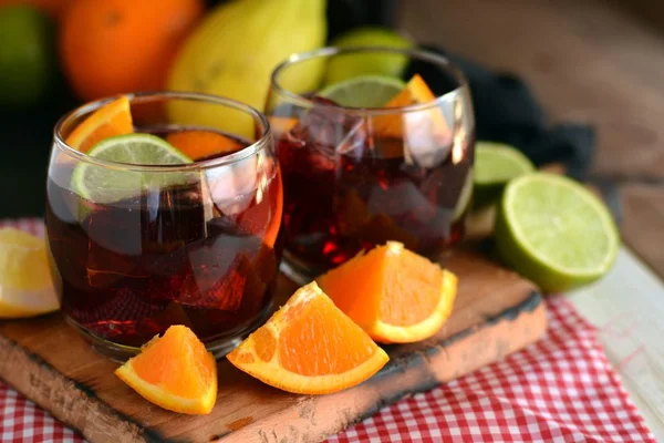 tinto de verano com rodelas de laranja e limão