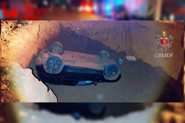 Carro cai em buraco de obra na Avenida Hélio Prates