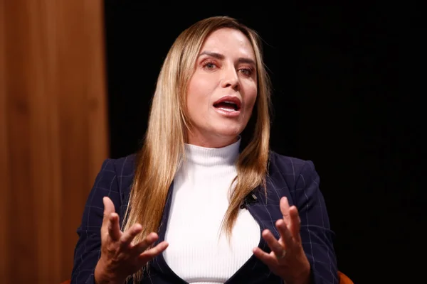 A governadora em exercício do Distrito Federal, Celina Leão, dá entrevista ao Metrópoles conduzida pela jornalista Lilian Tahan. No detalhe, a entrevistada gesticula enquanto fala - Metrópoles