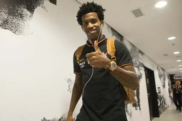 A caminho do Corinthians, Gil deixa China com festa de torcedores