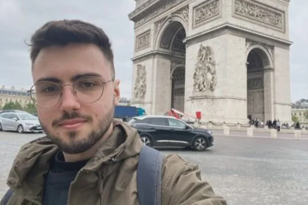 Imagem colorida do jovem branco de 23 anos posando em Paris - Metrópoles