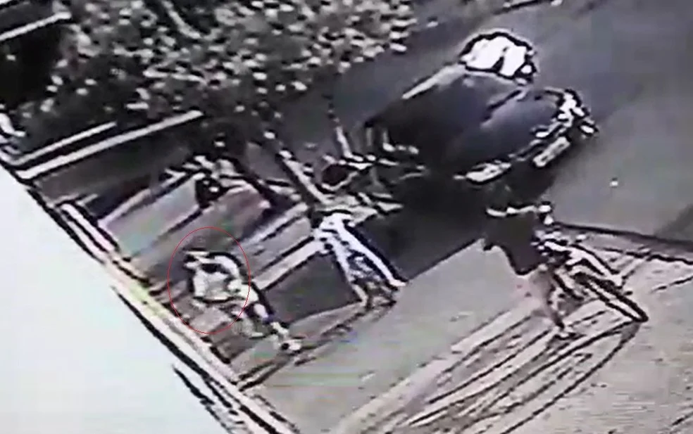 A cuidadora sai com a criança no colo e vai para casa A cuidadora sai com a criança no colo e vai para casa