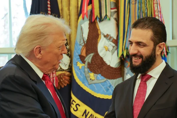 Imagem colorida encontro do presidente norte-americano Donald Trump com o novo líder sírio, Ahmed al-Sharaa, na Casa Branca - Metrópoles