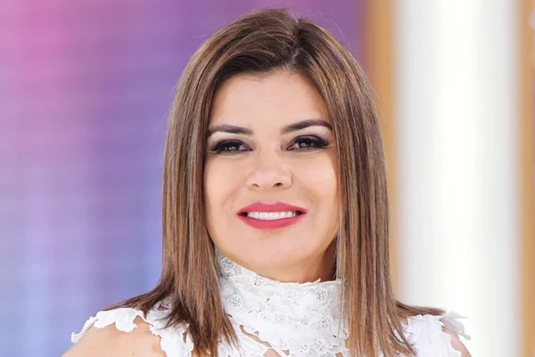 Mara Maravilha exagera na maquiagem: “Caiu com a cara na farinha?”