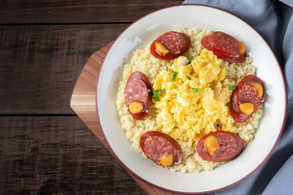 prato de cuzcuz com linguiça e ovo