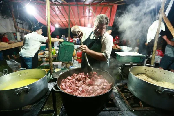 Hora da boia: após dia de protestos, militantes fazem fila para jantar