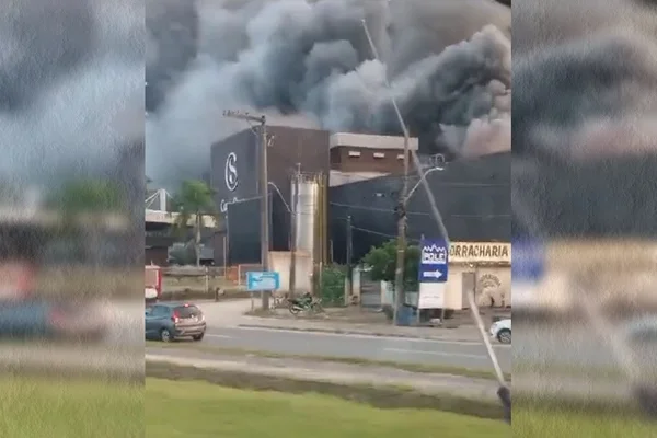 Imagem colorida mostra Incêndio na fábrica de chocolate da Cacau Show - Metrópoles