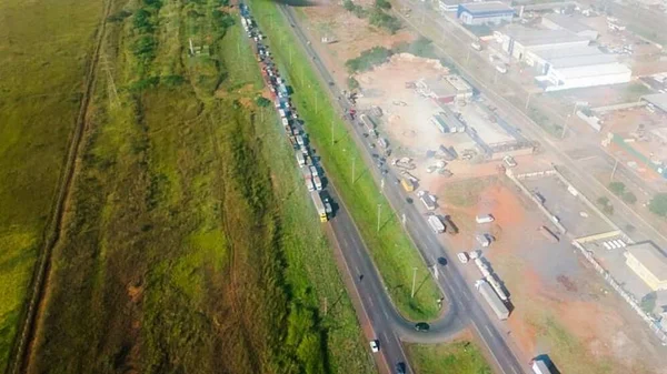 Caminhões fecham rodovias e tumultuam volta para casa dos brasilienses