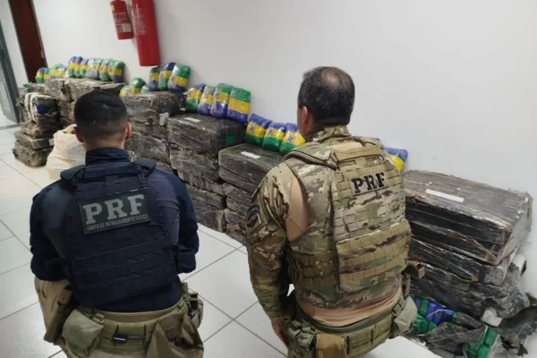 PRF apreende 1.2 tonelada de maconha no Paraná após perseguição