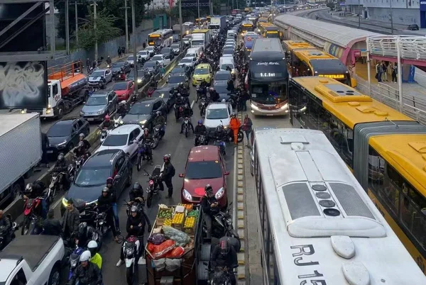 imagem colorida trânsito parado na av brasil rio