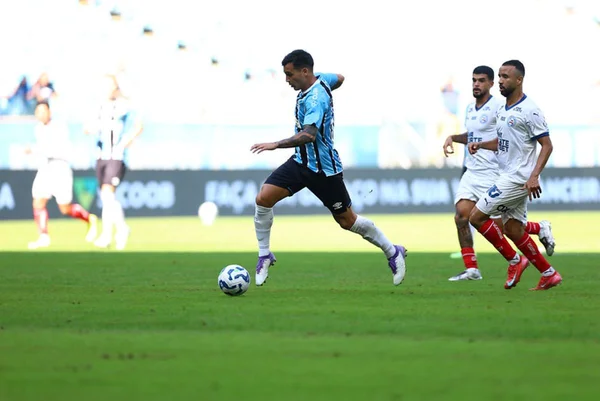 Imagem colorida de jogadores de Grêmio e Bahia - Metrópoles