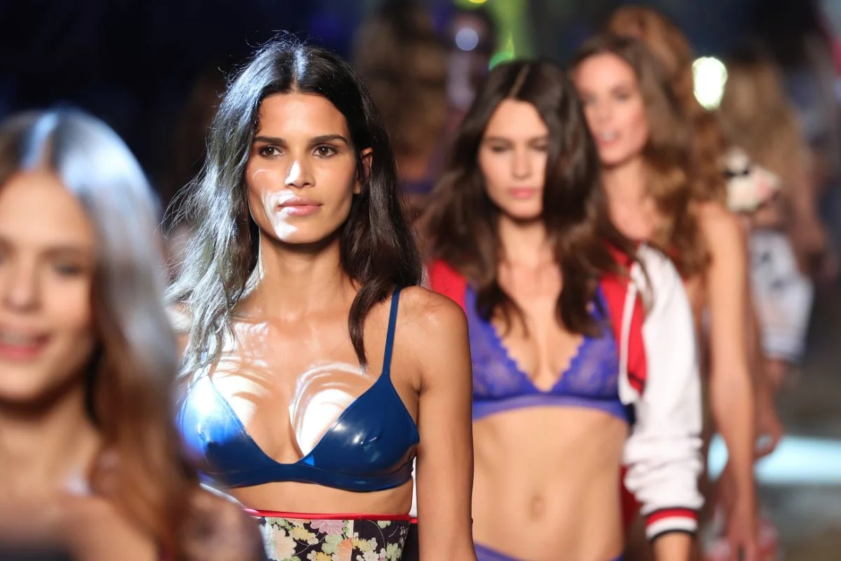 Raica Oliveira no desfile da Etam no Paris Fashion Week Womenswear Spring/Summer 2018 Raica Oliveira no desfile da Etam no Paris Fashion Week Womenswear Spring/Summer 2018
