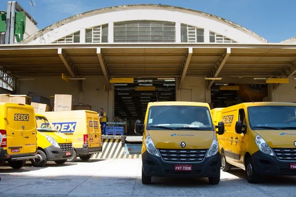 Funcionários dos Correios suspendem greve, mas continuam mobilizados