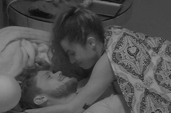 Mayra Cardi ostenta cintura fininha após dar à luz segunda filha