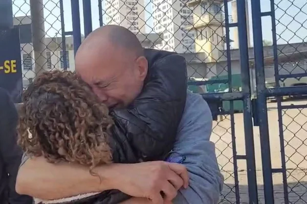 Mulher abraça homem que passou mais de uma semana preso por erro de grafia em processo - Metrópoles