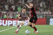 Disputa de bola no duelo entre Fluminense x Flamengo