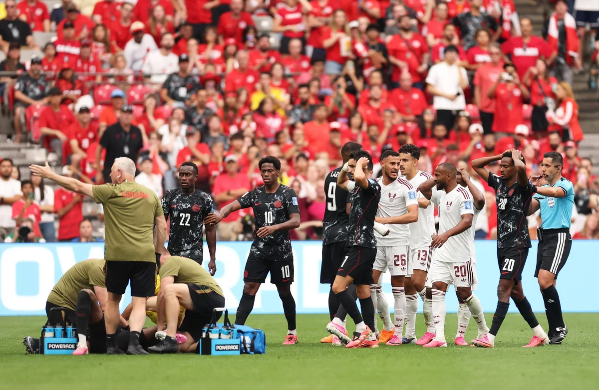 Jogadores se desesperaram após Koné, do Canadá, quebrar a perna; fotos - imagem 4 Jogadores se desesperaram após Koné, do Canadá, quebrar a perna; fotos - imagem 4