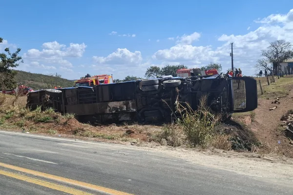 GO-010: acidente entre carreta, carro e ônibus deixa cinco mortos