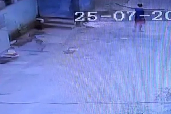 Após bola bater em portão, idoso saca arma e atira em vizinho
