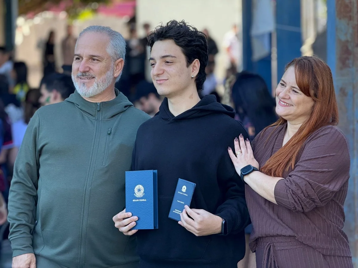Calebe Fernandes Freire Varejão Gomes, de 17 anos, aluno do Centro de Ensino Médio de Taguatinga Norte (Cemtn), venceu a etapa distrital do concurso de redação promovido pelo Senado Federal Calebe Fernandes Freire Varejão Gomes, de 17 anos, aluno do Centro de Ensino Médio de Taguatinga Norte (Cemtn), venceu a etapa distrital do concurso de redação promovido pelo Senado Federal