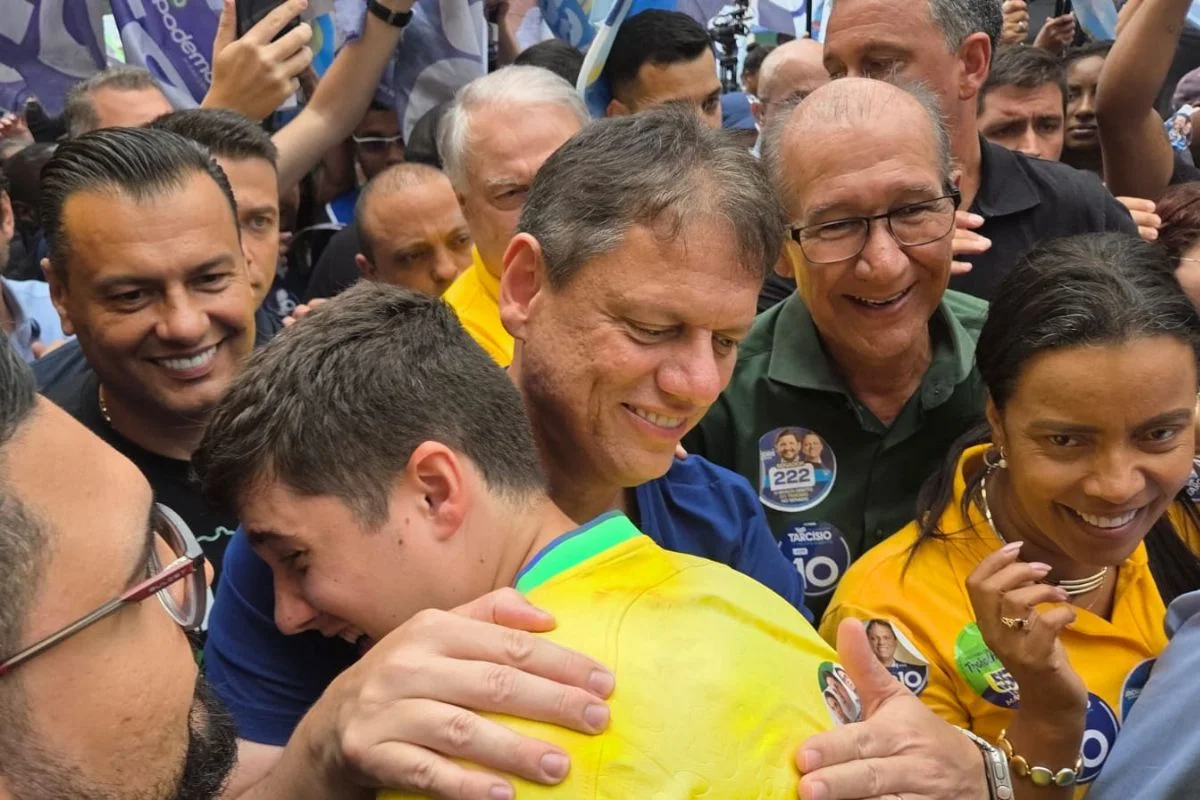 Tarcísio abraça apoiador em agenda de campanha em Carapicuíba Tarcísio abraça apoiador em agenda de campanha em Carapicuíba
