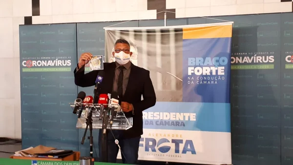Frota ironiza gastos do governo e distribui leite condensado na Câmara
