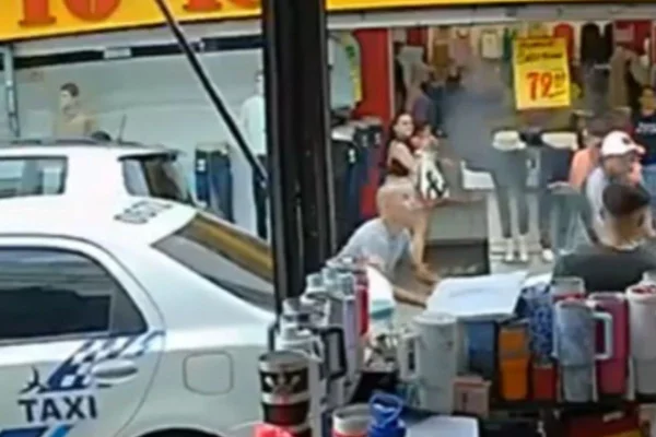 Foto colorida de reprodução de vídeo de câmera de segurança que flagrou homem sendo atingido com tiro na cabeça, após evitar fuga de assaltantes de joalheria, em Campinas, interior de São Paulo.