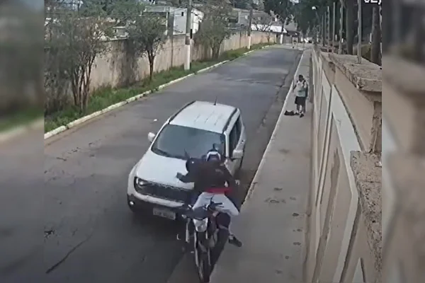 Motorista atropela criminosos e evita assalto em SP