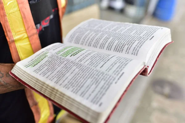 Funcionário chamado de preguiçoso com textos bíblicos ganha ação