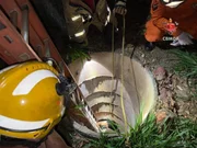 Poço onde a mulher caiu tem 3 metros de profundidade e estava seco  Poço onde a mulher caiu tem 3 metros de profundidade e estava seco