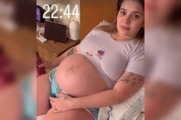 Imagem de Viih Tube deitada grávida aplicando gelo na região púbica para aliviar a dor. Metrópoles