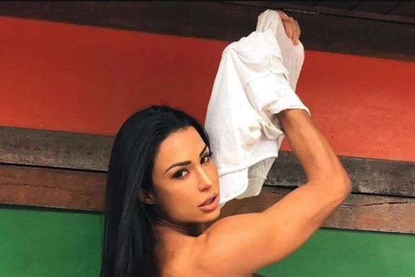 Gracyanne Barbosa posa seminua e diz: “Seja a mulher dos seus sonhos”