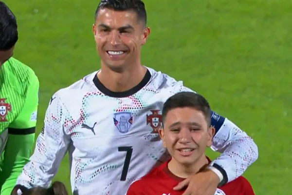 Print de um vídeo colorido de Cristiano Ronaldo - Metrópoles