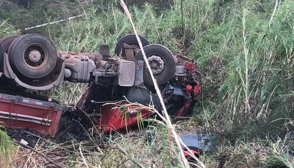 Motorista de caminhão morre após veículo tombar na BR-040