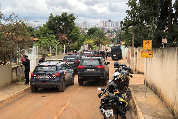 Homem diz ser delegado da PF, fura blitz, atinge moto do Detran e foge