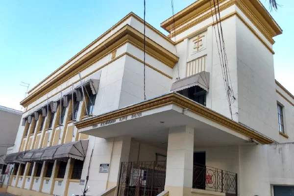 Imagens coloridas mostram prédio com paredes brancas e detalhes em dourado, onde fica o Fórum Criminal de Caçapava, no interior de SP