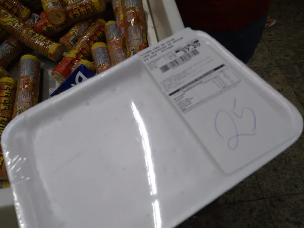 Procon vai multar Extra por vender bandeja de carne vazia em SP