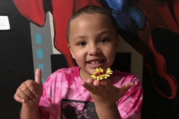 Menina de 7 anos tem cabeça raspada sem autorização da mãe em escola